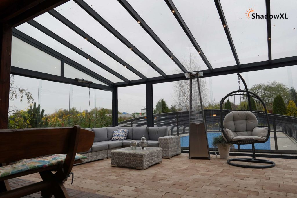 Ogród zimowy ze szklanym dachem i systemem szklanych szyb przesuwnych