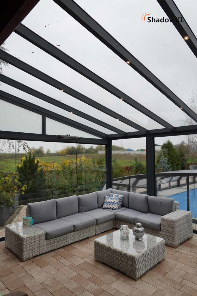 Ogród zimowy ze szklanym dachem i systemem szklanych szyb przesuwnych